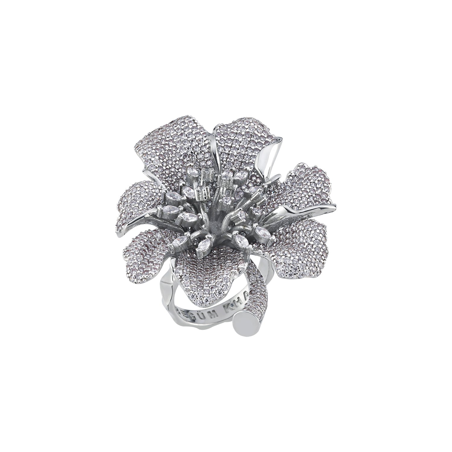 BEGÜM KHAN IRIS RING kristal detaylı yüzük, şık tasarım ve parlak yüzeyle dikkat çekiyor.