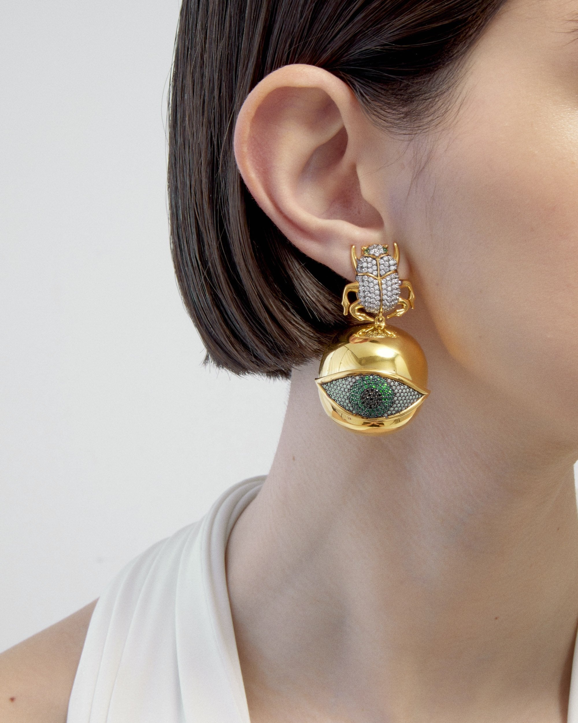 BEGÜM KHAN markalı Scarab Goldeneye küpe, yeşil kristal taşlar ve altın kaplama detaylarıyla zarif küpe.