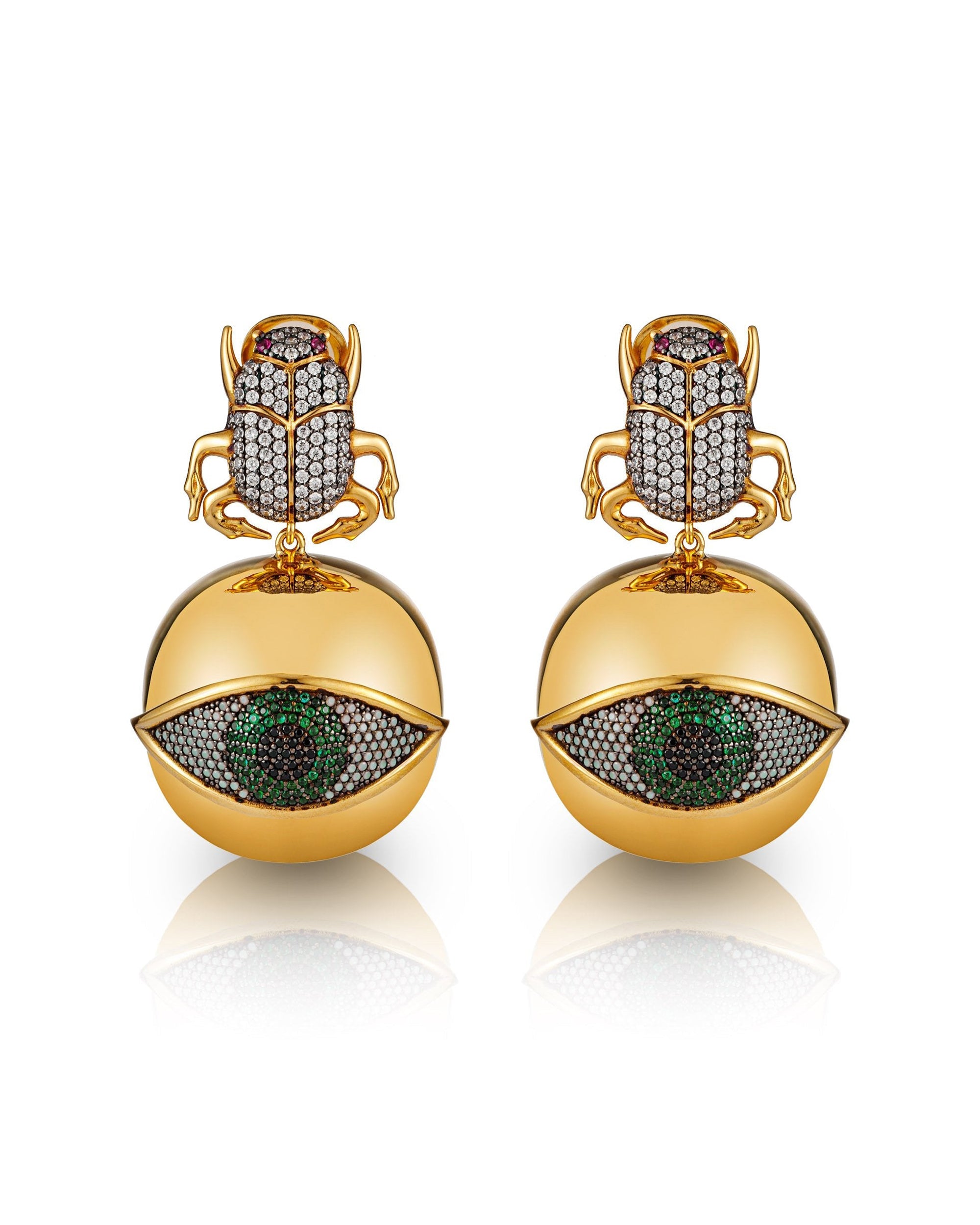 BEGÜM KHAN markalı altın rengi Scarab Goldeneye küpe, kristal taş detaylarıyla şık ve zarif tasarım.