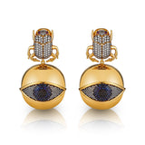BEGÜM KHAN Scarab Goldeneye küpe, mavi kristal detaylarıyla şık ve zarif takı tasarımı, yakından gösterilen küpe resmi.