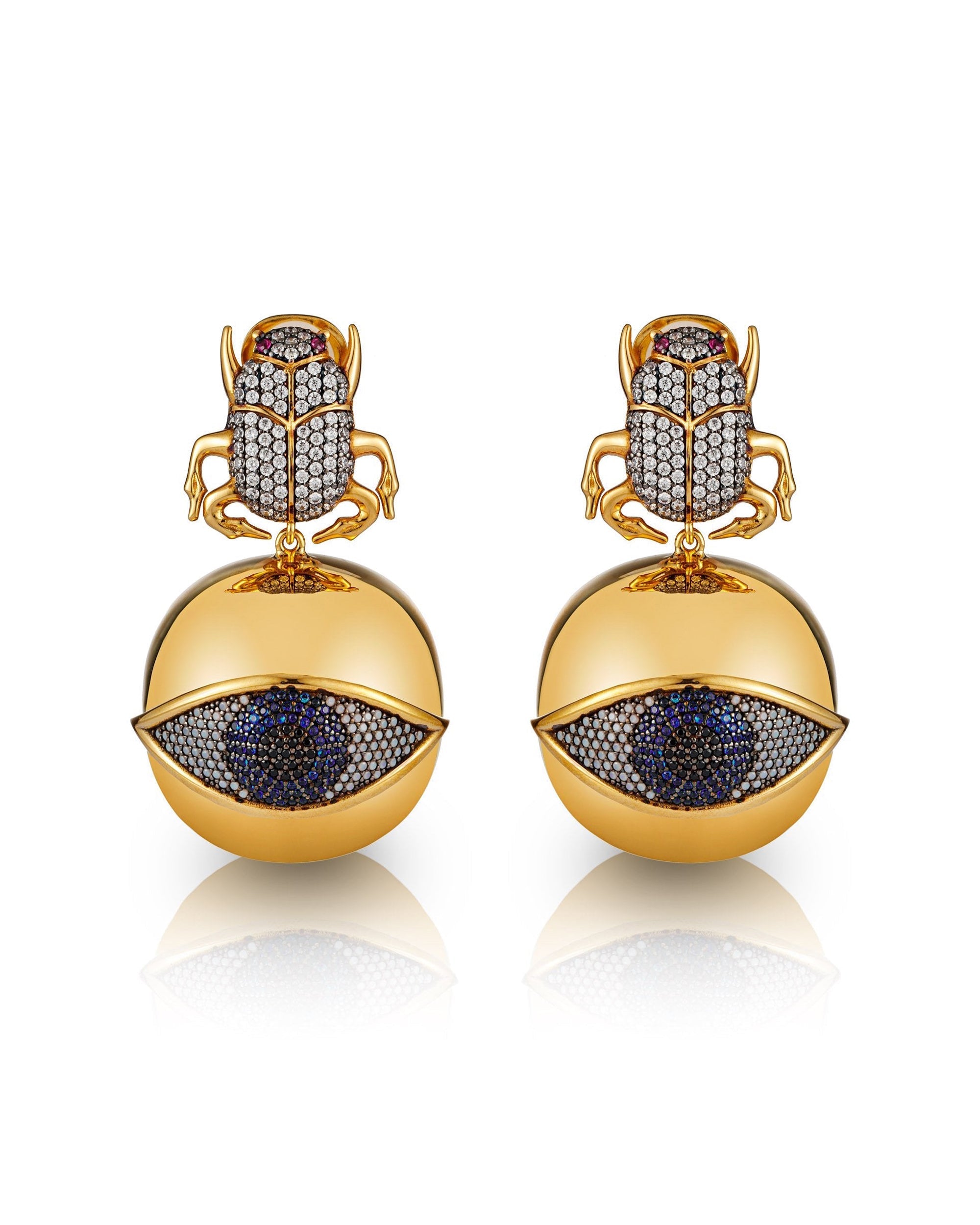 BEGÜM KHAN Scarab Goldeneye küpe, mavi kristal detaylarıyla şık ve zarif takı tasarımı, yakından gösterilen küpe resmi.